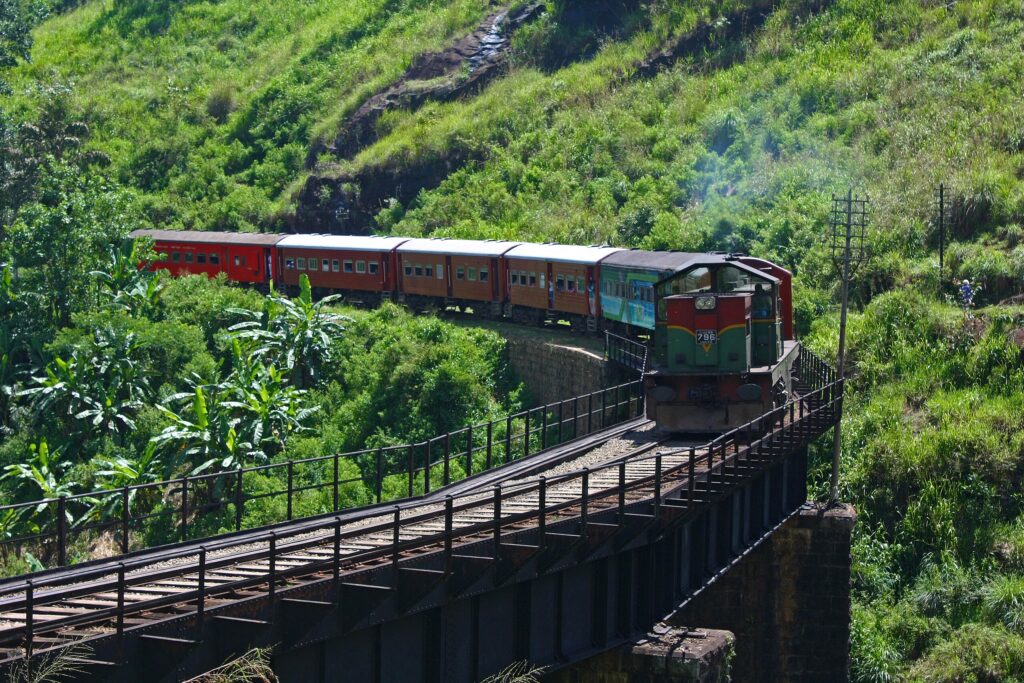 A train in the Demodata Loop approaching the station.